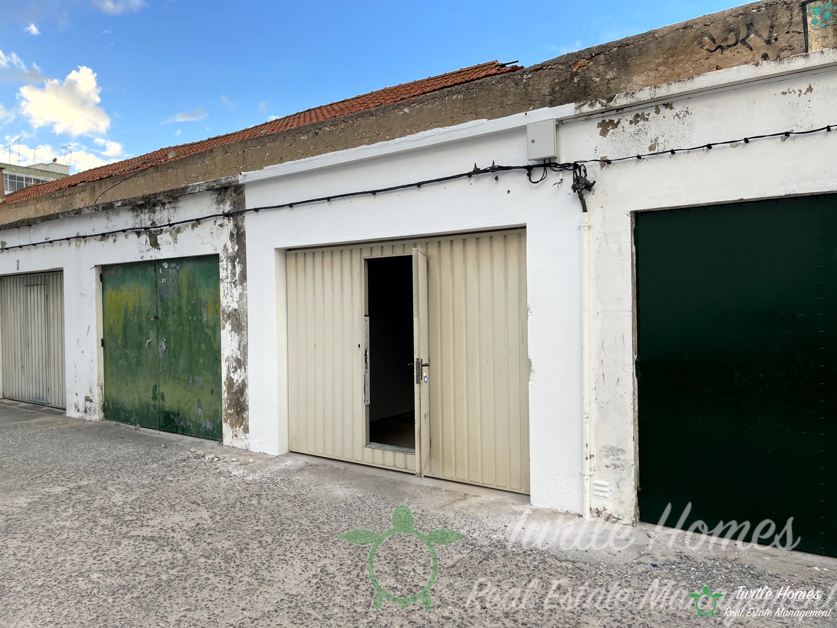 TH2023344, Garage near centre of Olhao